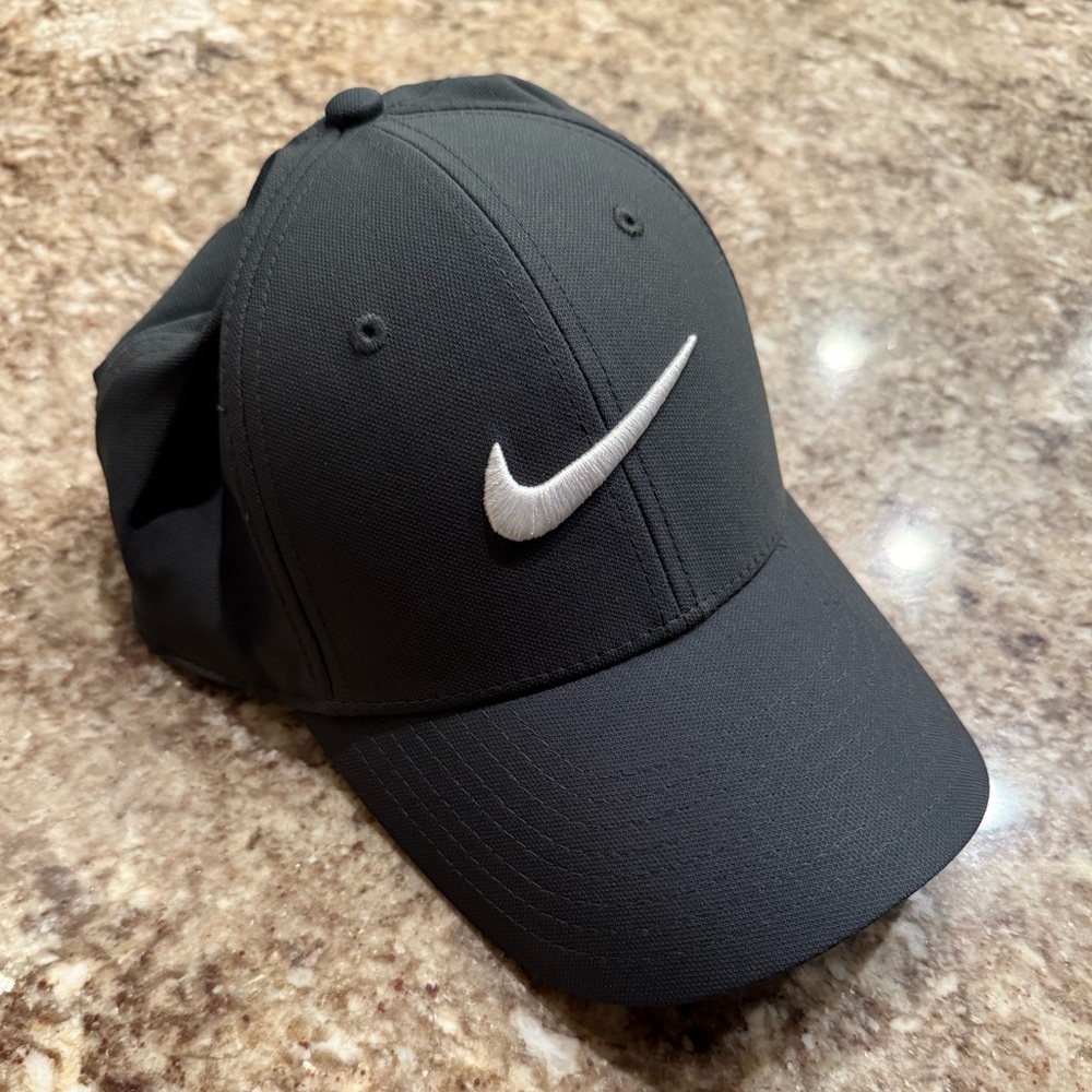 Nike Dri-FIT Club Cap in Grey